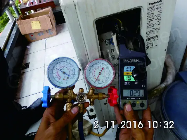Pengecekan tekanan freon AC dengan manifold gauge dan tang ampere